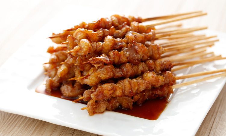 焼いて、漬け込んで、寝かせて、焼いて'を繰り返す博多スタイル『鶏かわ串』